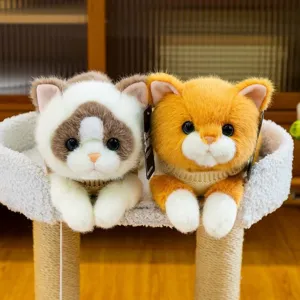 Gatitos de peluche realistas en un rascador con texturas y detalles de alta calidad