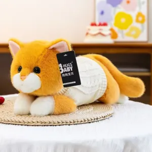 Primer plano de un lindo peluche de gatito naranja con un suéter de punto blanco