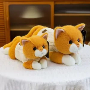 Vista detallada de dos lindos gatos de peluche naranjas con jerséis de punto blancos