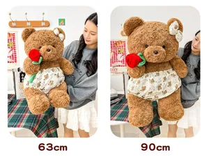 Brauner Teddybär mit roter Rose, Größenvergleich zwischen 63 cm und 90 cm Versionen.