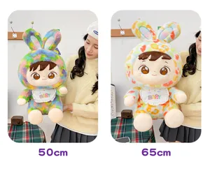 Ein visueller Größenvergleich der 50cm und 65cm Plüschpuppen, präsentiert von einem Model.