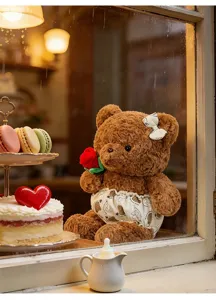 Detailansicht eines süßen braunen Plüschbären mit einer roten Rose in einem Café-Ambiente