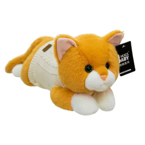Peluche de gato naranja realista con un jersey de punto blanco de la marca Hugs Baby