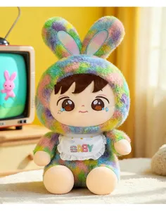 Detailansicht einer süßen Regenbogen-Plüschkaninchenpuppe mit weißem Spitzenlatz