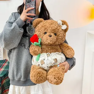 Süßer brauner Teddybär-Plüschtier mit roter Rose als Geschenk zum Valentinstag.