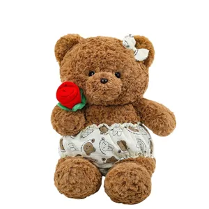 Süßer brauner Plüschbär mit roter Rose als Geschenk zum Valentinstag