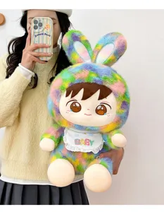 Große Plüsch-Hasenpuppe im bunten Pelz-Outfit mit weißem Spitzen-Lätzchen