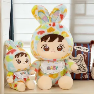 Süße bunte Hasen-Plüschpuppe im Set mit Hasenohren-Kapuzenpulli und Baby-Lätzchen