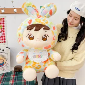 Große niedliche Kaninchen-Baby-Plüschpuppe mit bunten Hasenohren und Lätzchen.
