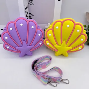 Dos lindos bolsos bandolera de silicona con forma de concha para niños con arcoíris