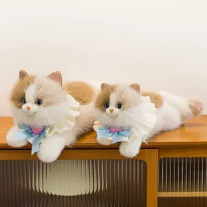 Süße Kalikokatze-Plüschpuppen in zwei Größen mit weißen Rüschen und blauen Schleifen