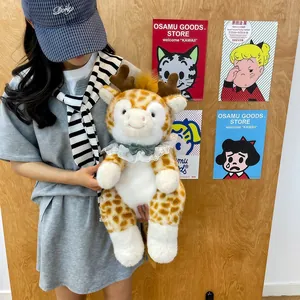 Zainetto di peluche a forma di giraffa tenuto da una persona che ne mostra le dimensioni