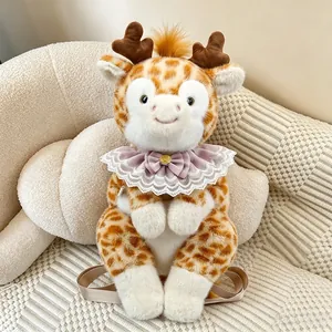 Dettaglio dello zaino a forma di giraffa in peluche con colletto in pizzo e fiocco
