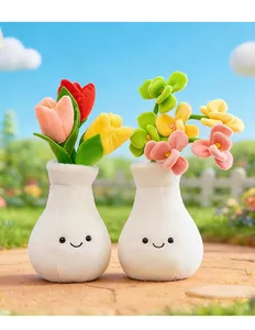 Primo piano dettagliato di tulipani e fiori di peluche in vaso con visi sorridenti