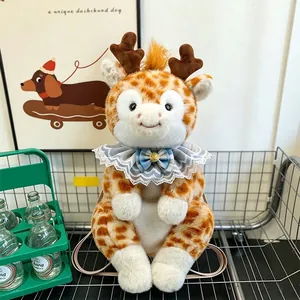 Dettaglio dello zaino giraffa in peluche con macchie e colletto decorativo in pizzo