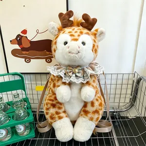 Primo piano dettagliato di uno zaino in peluche a forma di giraffa con pizzo decorativo