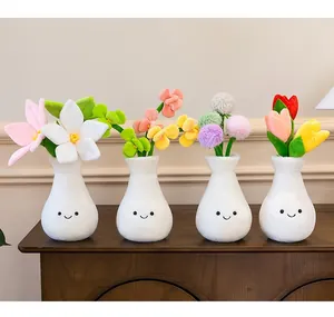 Dettaglio di vasi di fiori in peluche con faccine sorridenti su tavolo in legno