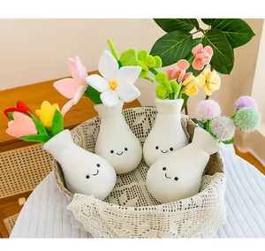 Primo piano di quattro piante di peluche creative con tulipani e margherite in un cesto decor