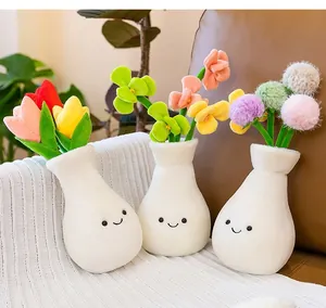 Simpatici fiori di tulipano di peluche in vaso con vasi sorridenti in un interno accogliente
