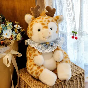 Dettaglio del simpatico peluche a forma di giraffa seduta con colletto a balze blu