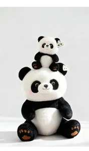 Vista dettagliata di due adorabili peluche a forma di panda di diverse dimensioni