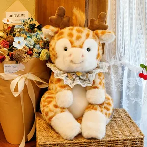 Vista dettagliata del simpatico zaino in peluche a giraffa con colletto in pizzo