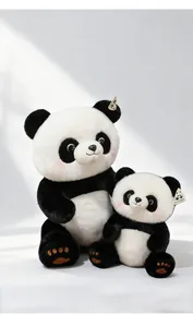 Dettaglio di due morbidi peluche a forma di panda che mostrano la qualità del pelo.