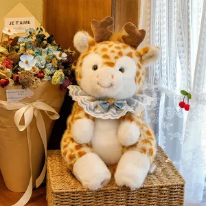 Vista dettagliata dello zaino peluche a giraffa in un'accogliente ambientazione regalo