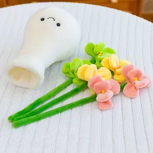 Simpatico set di peluche a forma di tulipano con vaso bianco sorridente e fiori colorati