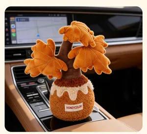 Detailansicht eines niedlichen Plüsch-Ahornbaums als dekoratives Auto-Innenraum-Ornament.