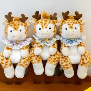 Tre simpatici peluche a forma di giraffa con colletti di pizzo e fiocchi colorati seduti.