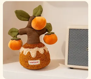 Detailansicht eines süßen dekorativen Plüschtopfbaums mit orangen Früchten als Deko