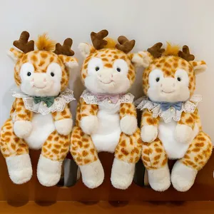Tre adorabili peluche giraffa con eleganti colletti in pizzo e fiocchi colorati.