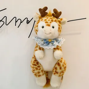 Vista dettagliata dello zaino a giraffa in peluche con colletto in pizzo e corna di renna