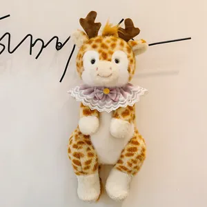 Vista dettagliata dello zaino a forma di giraffa in peluche con colletto in pizzo