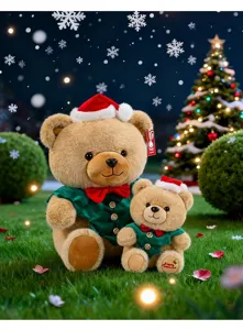 Detailopname van kerstteddyberen met feestelijke kerstmutsen en groene vestjes