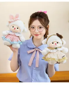 Exquisitas muñecas de oveja de peluche con ropa removible mostradas por una modelo