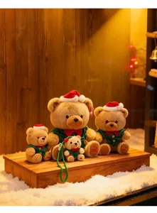Gedetailleerd overzicht van een pluche kerstbeerfamilie op een houten displaystandaard