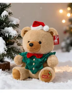 Feestelijke kerst knuffelbeer met rode muts en groen vest in een sneeuwlandschap.