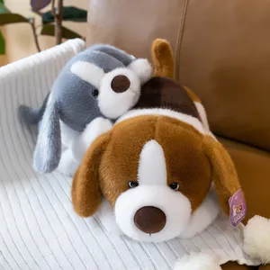 Dos adorables peluches de beagle sobre una suave manta de punto blanco para regalo