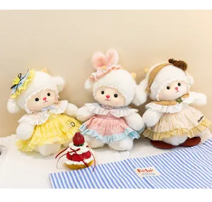 Tres adorables muñecos de peluche de cordero con exquisitos vestidos de encaje de colores