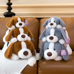 Linda pila de adorables peluches de perros en marrón y gris sobre un sofá de cuero