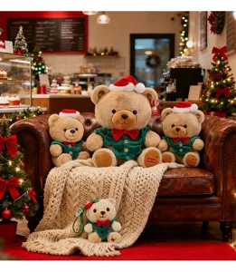 Schattige groep kerstteddyberen in feestelijke outfits op een vintage leren bank