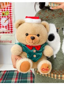 Close-up van een kerstteddybeer met een kerstmuts en een groen fluwelen vestje