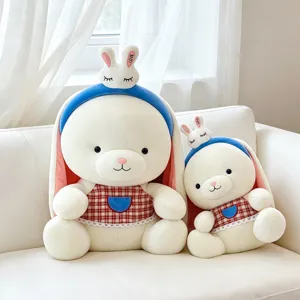 Coppia di simpatici coniglietti di peluche bianchi con abiti a quadri rossi.