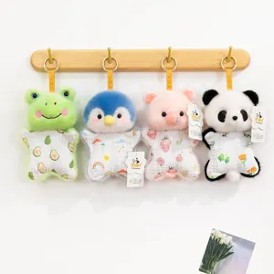 Set aus vier niedlichen Plüsch-Handgelenkauflagen mit Frosch, Pinguin, Schwein und Panda.