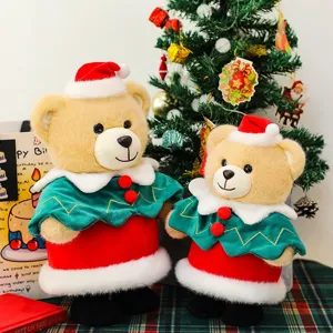 Due simpatici orsacchiotti di peluche natalizi in abiti festivi vicino all'albero