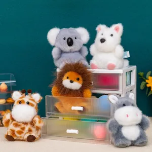 Collezione di mini statuette di animali in peluche in una teca decorativa