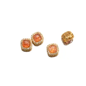 Gros plan de perles d'espacement en argent S925 doré avec pierre de soleil pour bijoux
