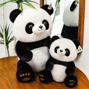 Peluche di panda realistici di alta qualità in due dimensioni su un tavolo di legno rustico